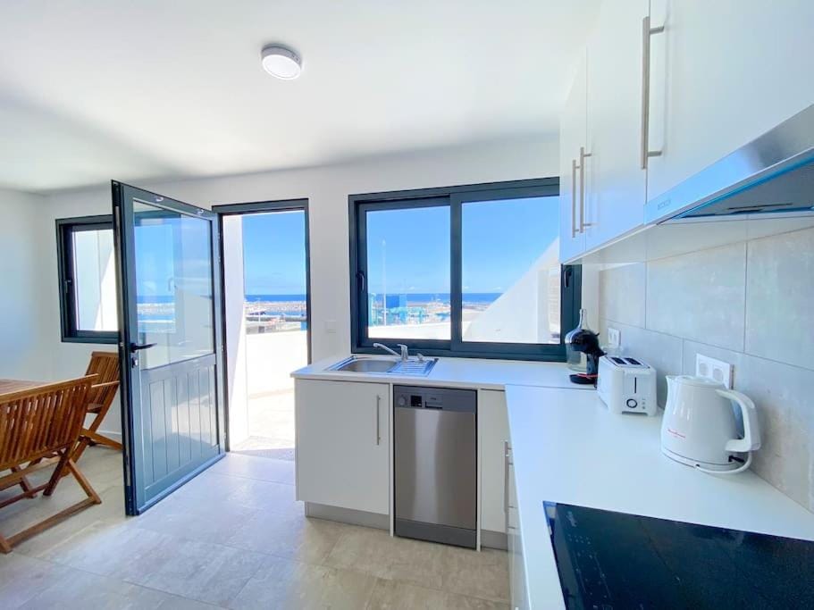 Coffee/tea facilities, Balcony/Terrace, Kitchen or kitchenette, Dining area, Sea view