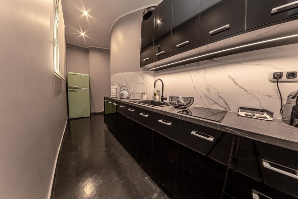 Coffee/tea facilities, Kitchen or kitchenette, stove