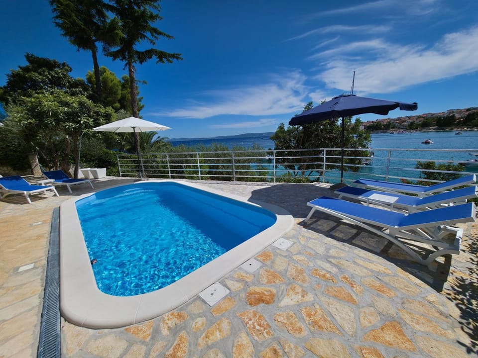 Residence Summer By The Sea House in Okrug Gornji