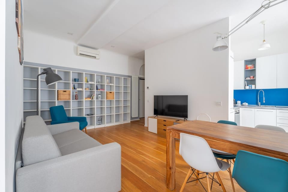 TV and multimedia, Kitchen or kitchenette, Living room, Seating area, Dining area