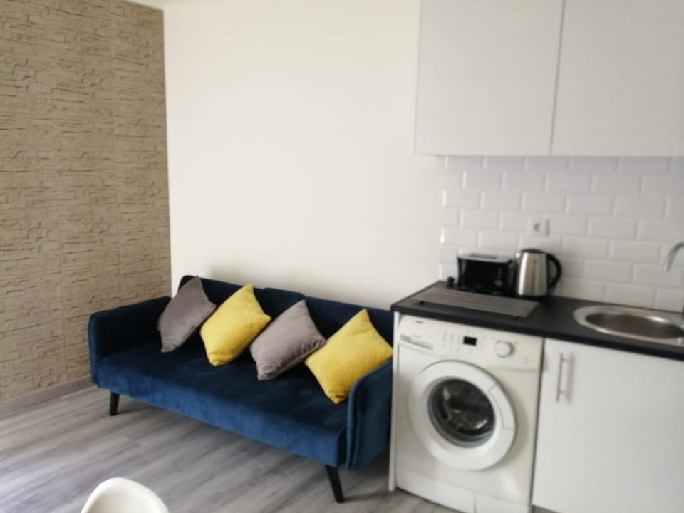 Kitchen or kitchenette, Seating area, washing machine