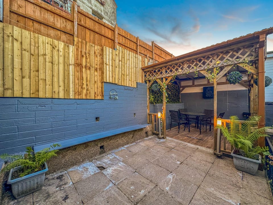 Fabulous Fiery Flat Contractor 2BR w Ensuite Apartment in Wales