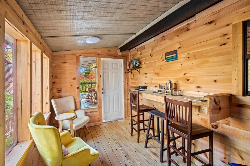 LeConte Lookout Chalet in Pittman Center