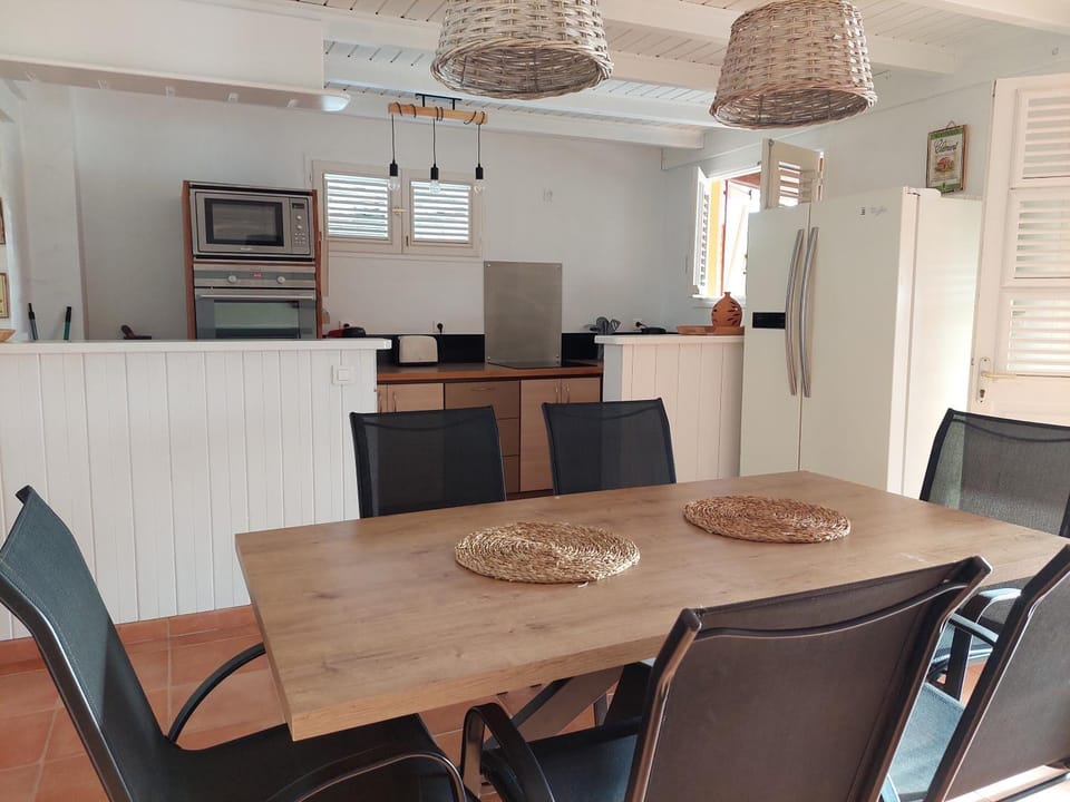 Kitchen or kitchenette, Dining area, minibar, pet friendly