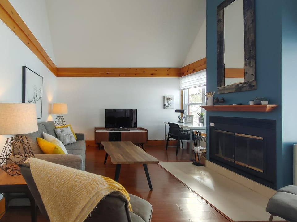 TV and multimedia, Living room, Seating area, flat iron