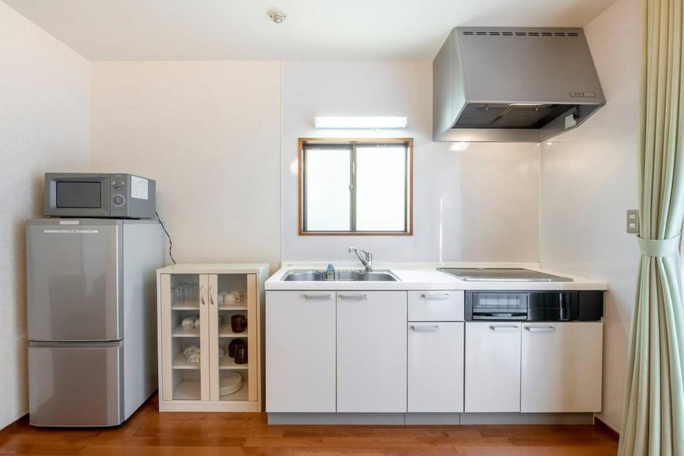 Kitchen or kitchenette, minibar, stove