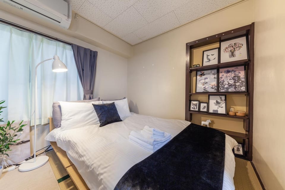 Bed, Bedroom, towels, air conditioner