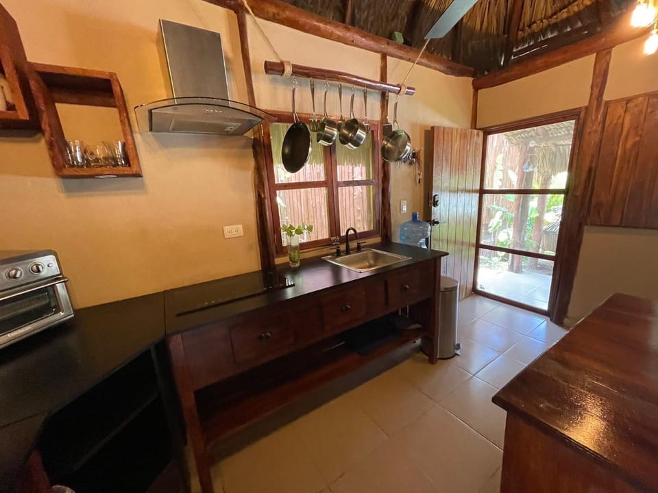 Kitchen or kitchenette, Dining area, pet friendly, stove, kitchen