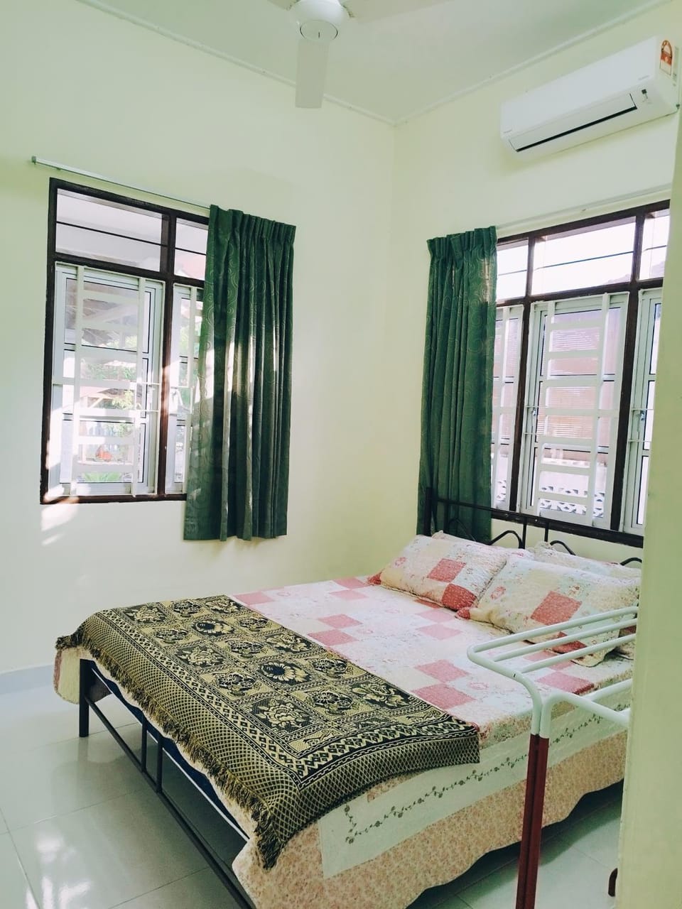 Bed, Photo of the whole room, Bedroom, fireplace, air conditioner