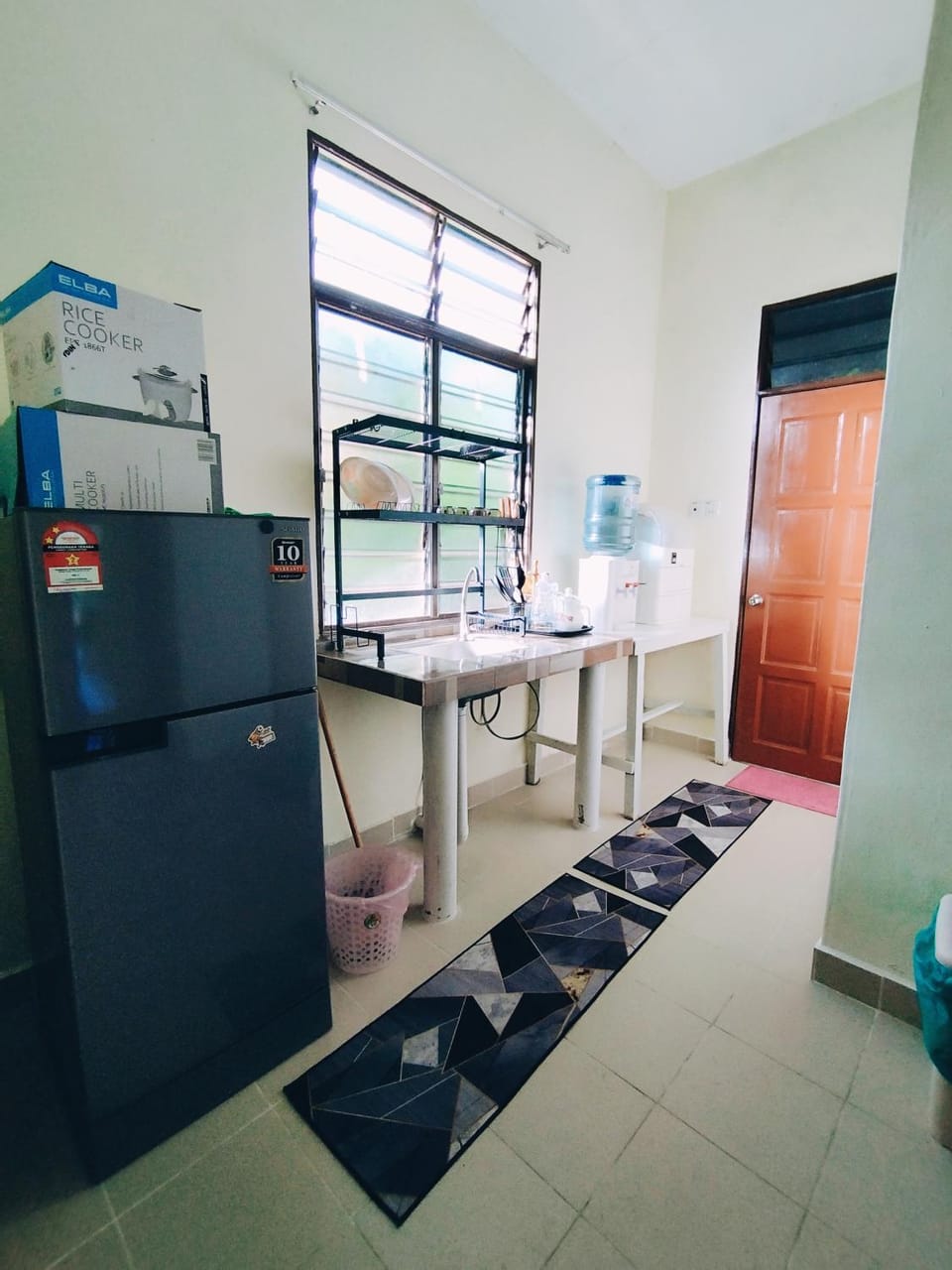 Kitchen or kitchenette, oven