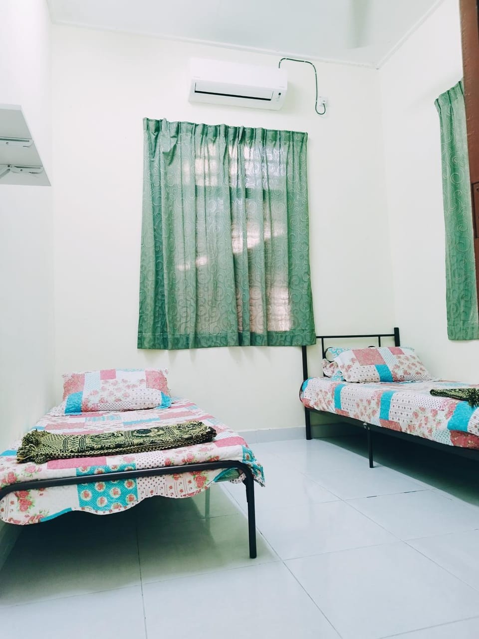 Bed, Photo of the whole room, Bedroom, air conditioner