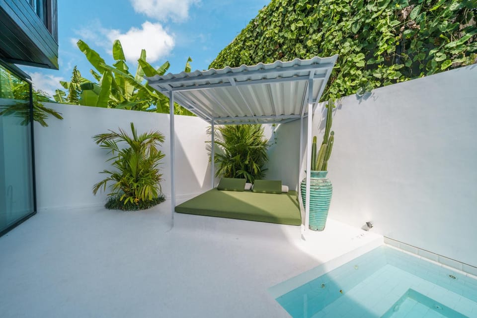 Swimming pool, sunbed