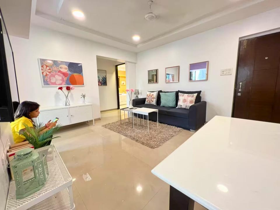 People, TV and multimedia, Living room, Seating area, Dining area, group of guests