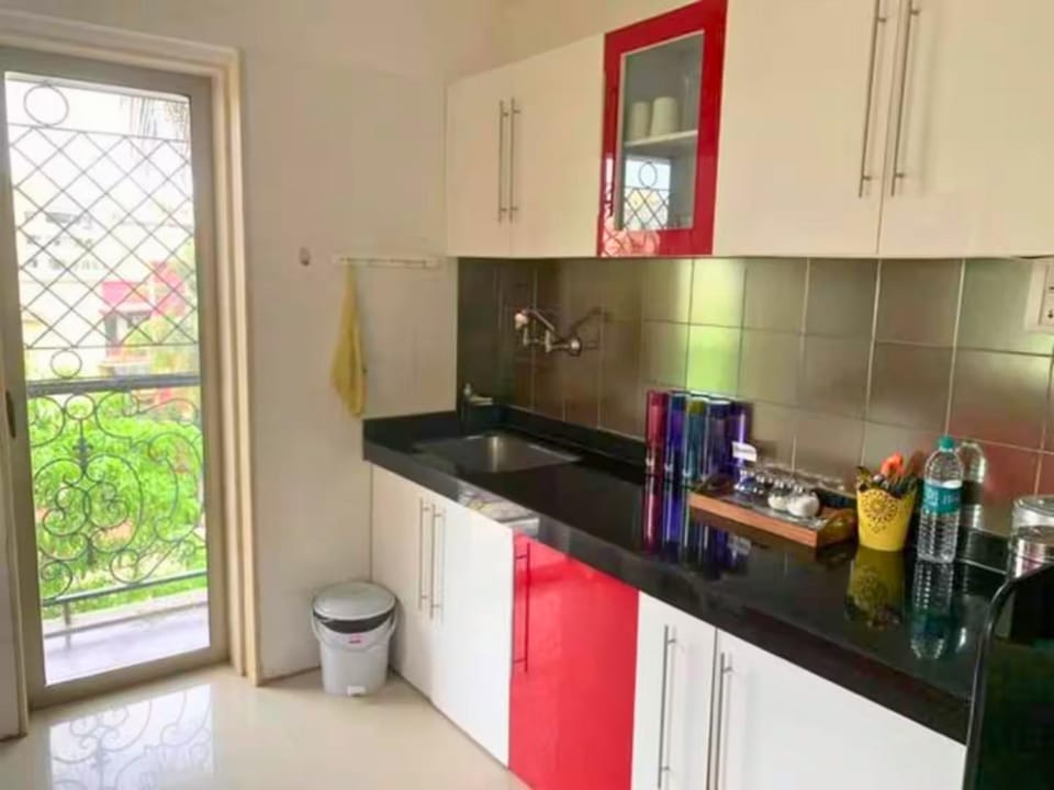 Coffee/tea facilities, Kitchen or kitchenette, stove