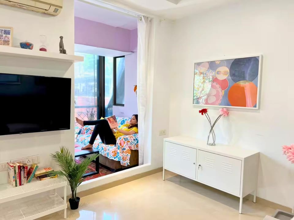 Communal lounge/ TV room, TV and multimedia, Living room, Seating area, Evening entertainment, hair dresser, air conditioner
