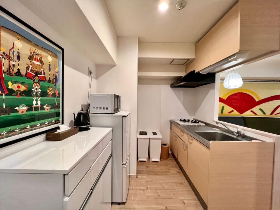 Kitchen or kitchenette, minibar, stove