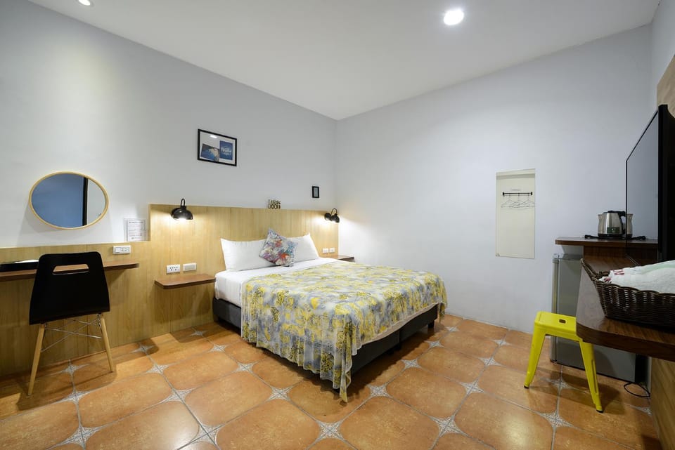 Bed, TV and multimedia, Photo of the whole room, Bedroom, hair dresser