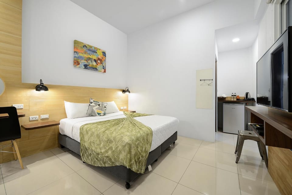 Bed, TV and multimedia, Photo of the whole room, Bedroom, hair dresser