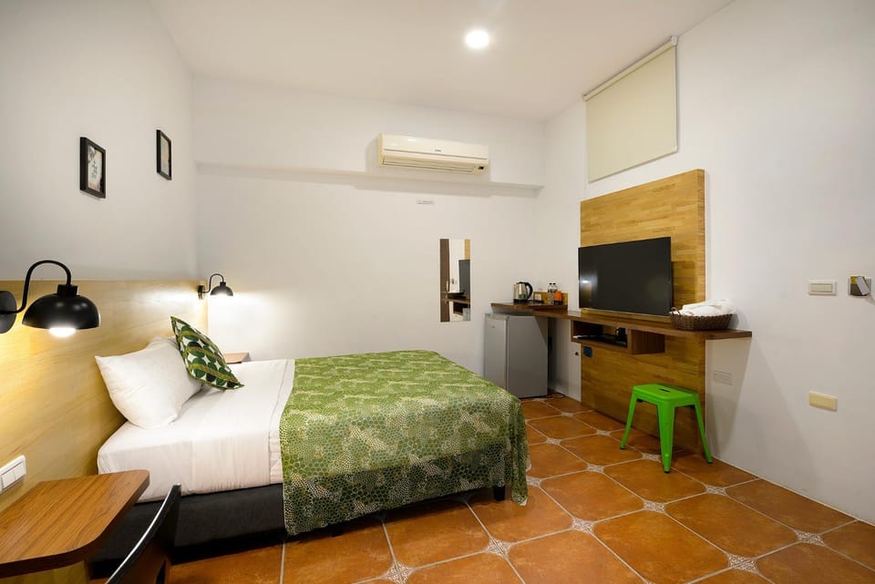 Bed, TV and multimedia, Photo of the whole room, Bedroom, hair dresser, air conditioner
