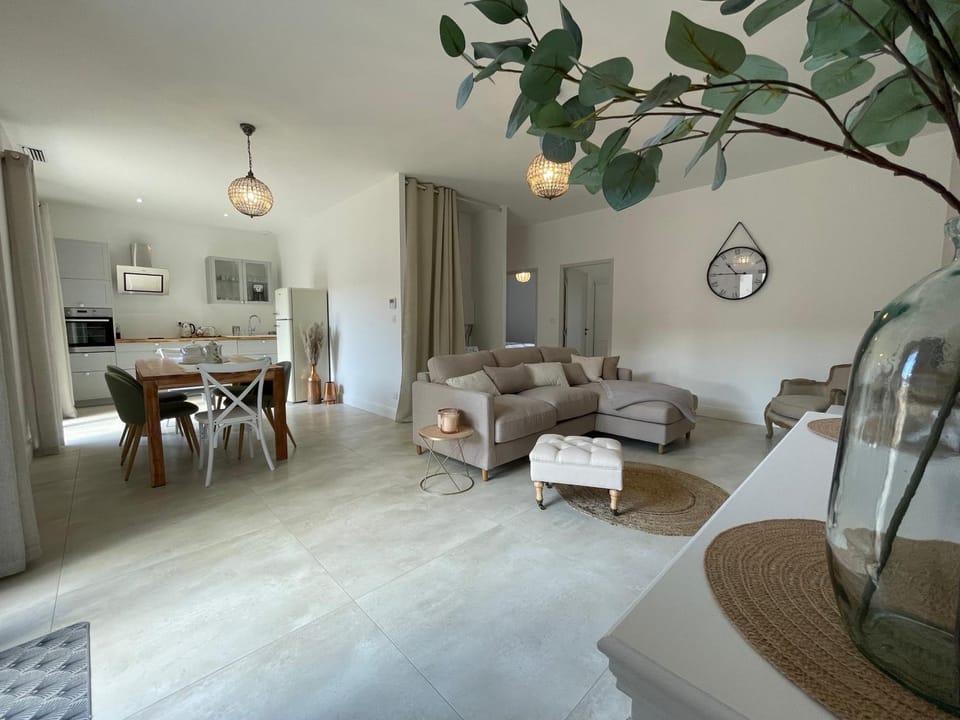 TV and multimedia, Kitchen or kitchenette, Living room, Seating area, Dining area