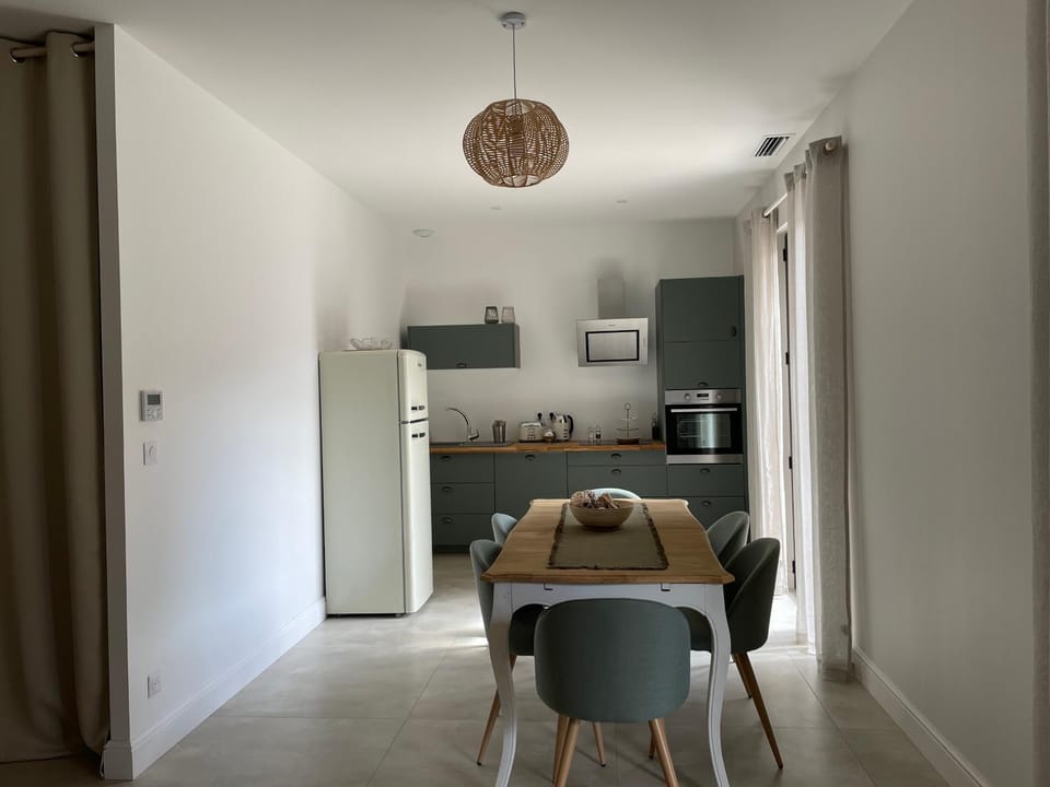 Coffee/tea facilities, Kitchen or kitchenette, Dining area, minibar, pet friendly, stove, toaster