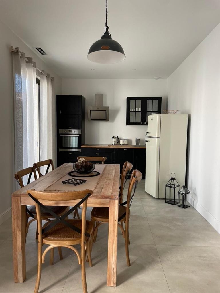 Kitchen or kitchenette, Dining area, minibar, pet friendly, stove
