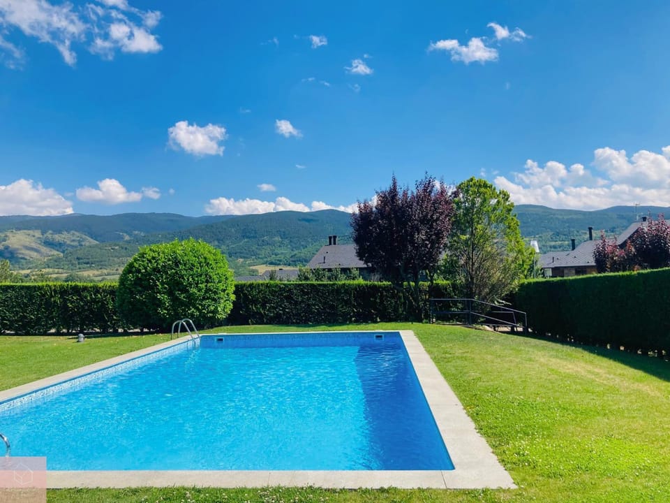 Dúplex a Age amb piscina Apartment in Cerdanya