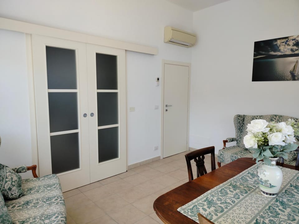 Living room, Dining area, air conditioner