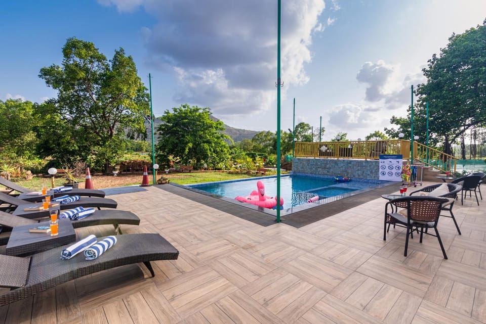Patio, Day, Natural landscape, Mountain view, Pool view, Swimming pool, Swimming pool, sunbed
