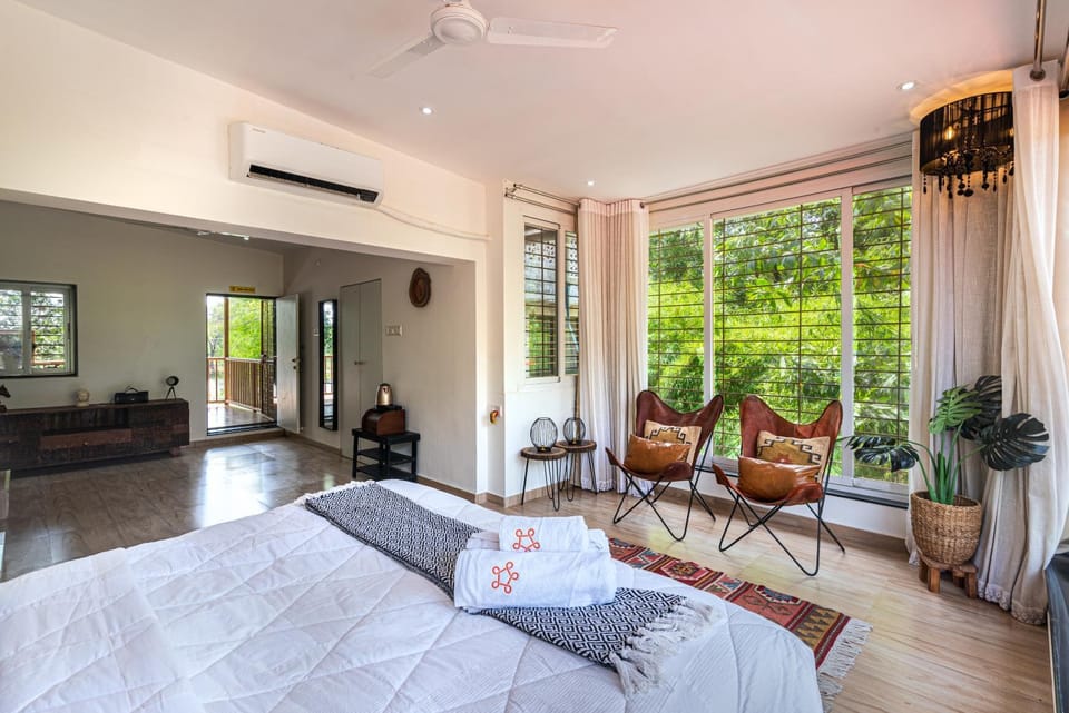 Bed, View (from property/room), Photo of the whole room, Seating area, Bedroom, air conditioner