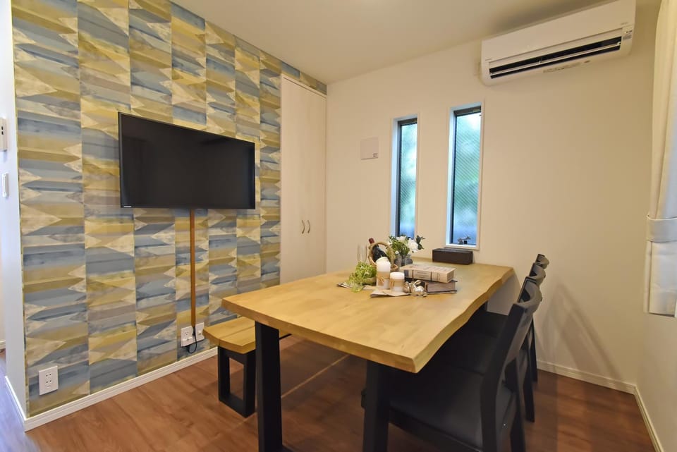 TV and multimedia, Living room, Seating area, Dining area, air conditioner