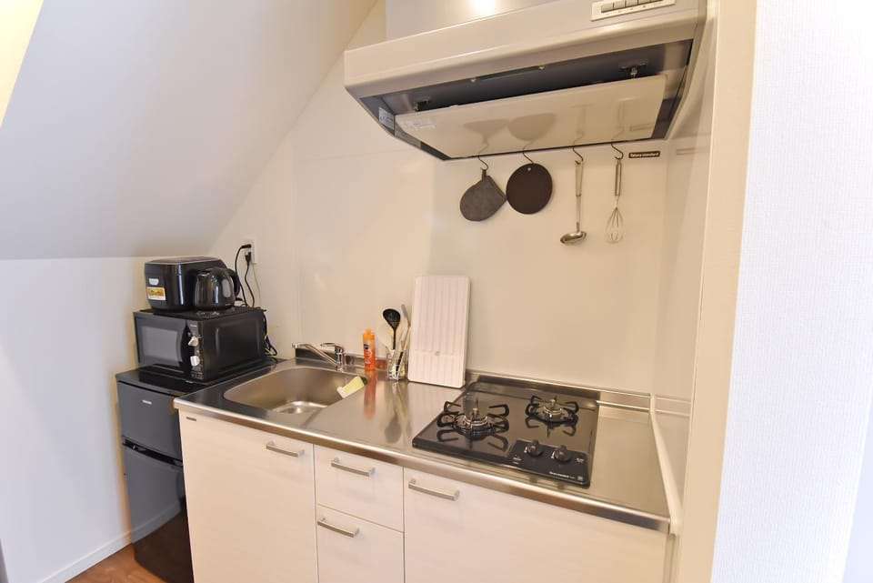 Kitchen or kitchenette, minibar, stove