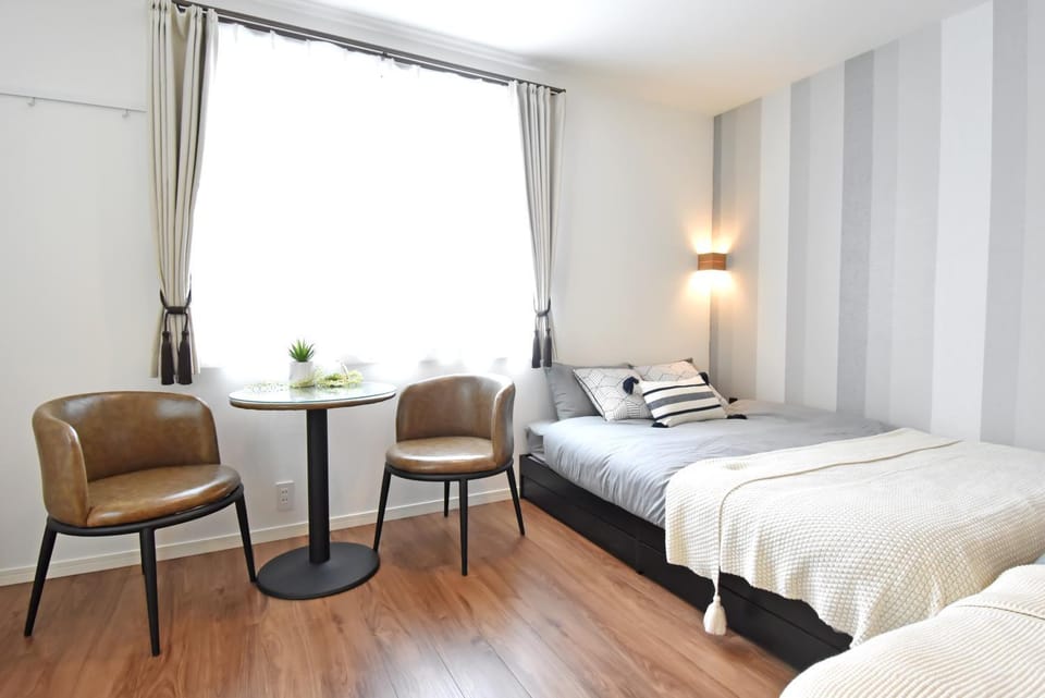 Bed, Seating area, Bedroom