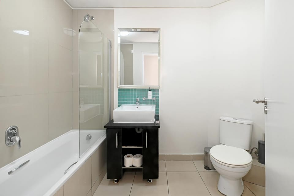 6th Floor 3 Bedroom Apt City Center Spacious & Secure Apartment in Cape Town