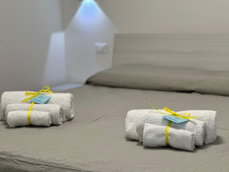 Bed, Bedroom, towels