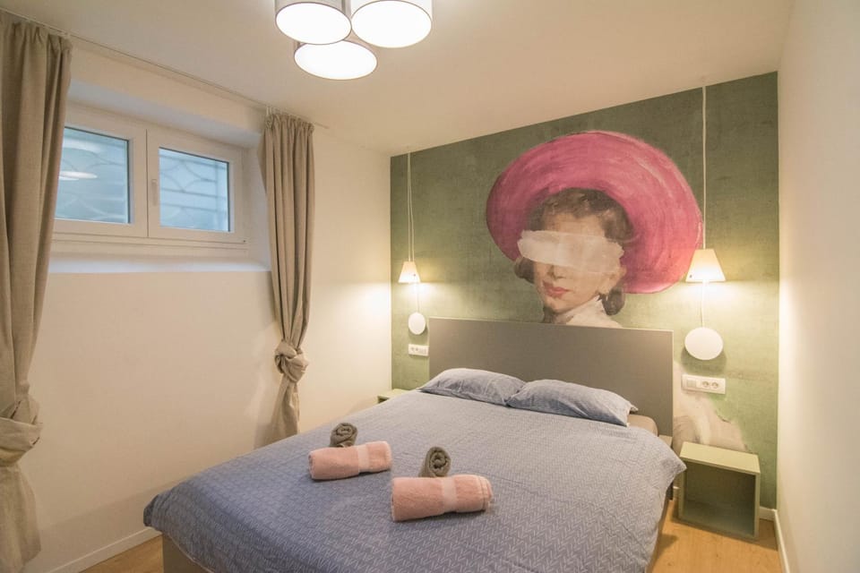 Photo of the whole room, Bedroom