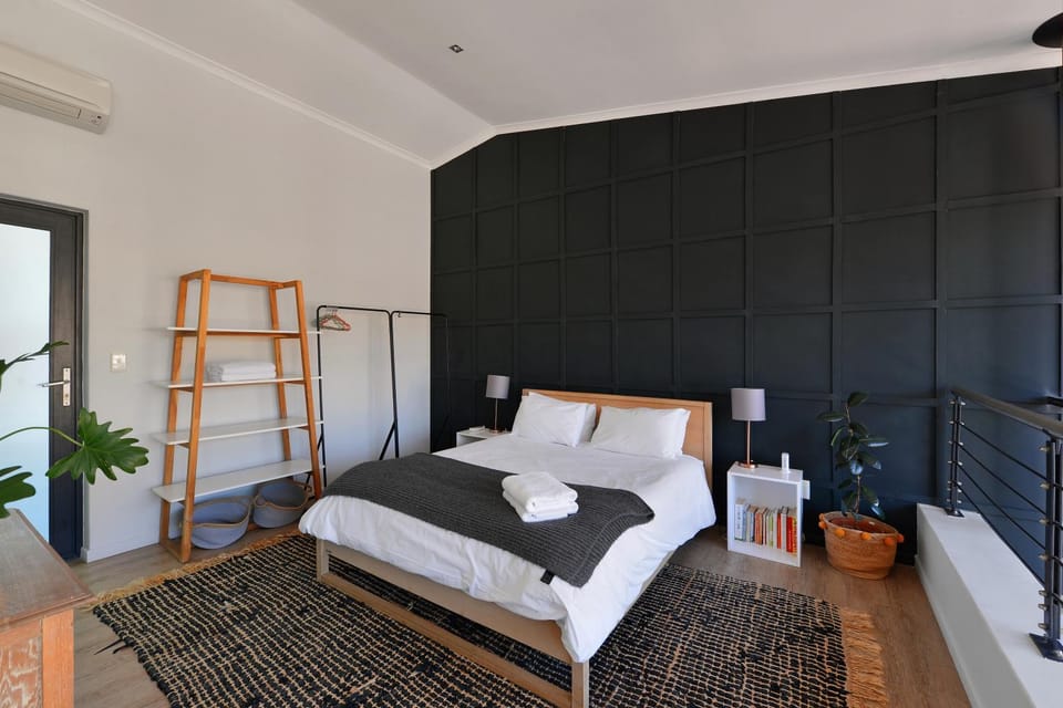 Top-Floor 2 Bed Unmatched Table Mountain Views Apartment in Cape Town