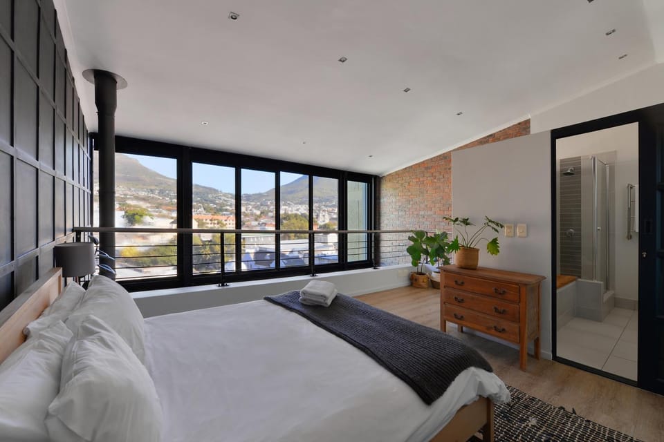 Top-Floor 2 Bed Unmatched Table Mountain Views Apartment in Cape Town