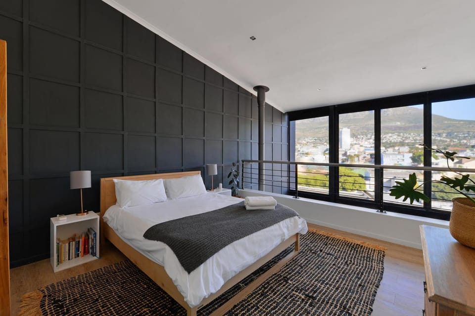 Top-Floor 2 Bed Unmatched Table Mountain Views Apartment in Cape Town