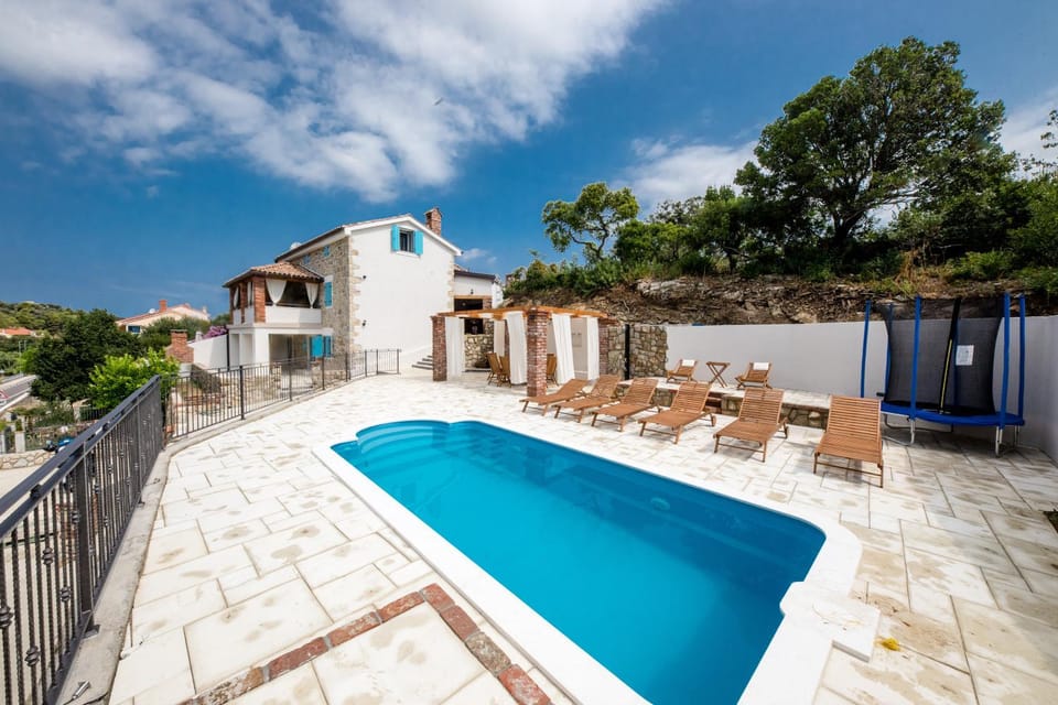 Property building, Pool view, Swimming pool, sunbed