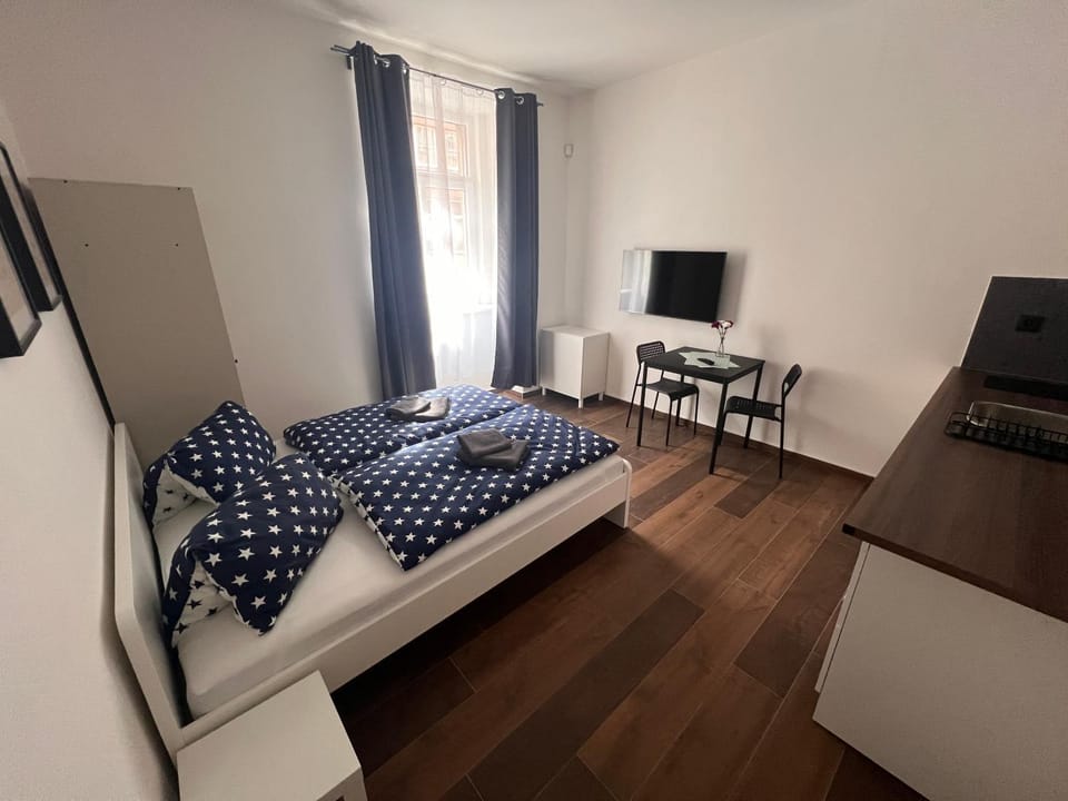 Photo of the whole room, Bedroom