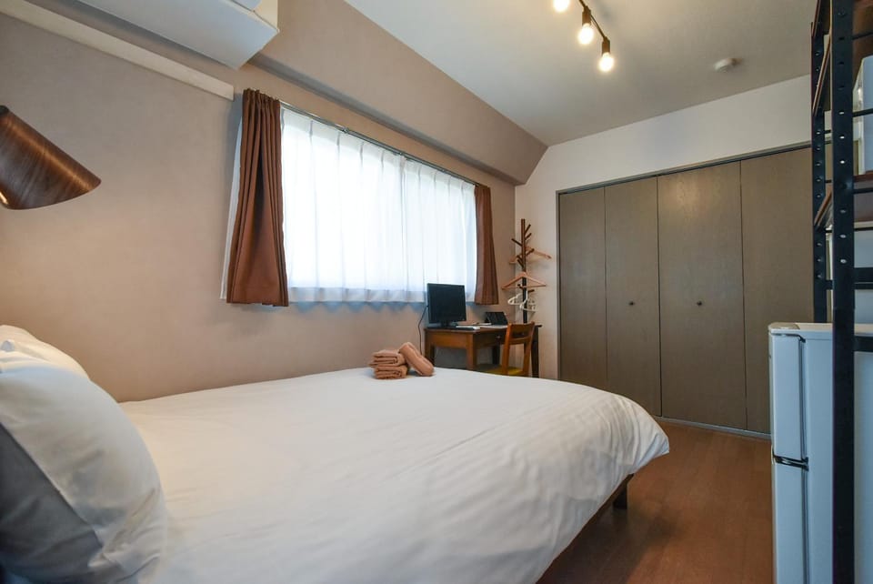Bed, TV and multimedia, Seating area, Bedroom, wardrobe