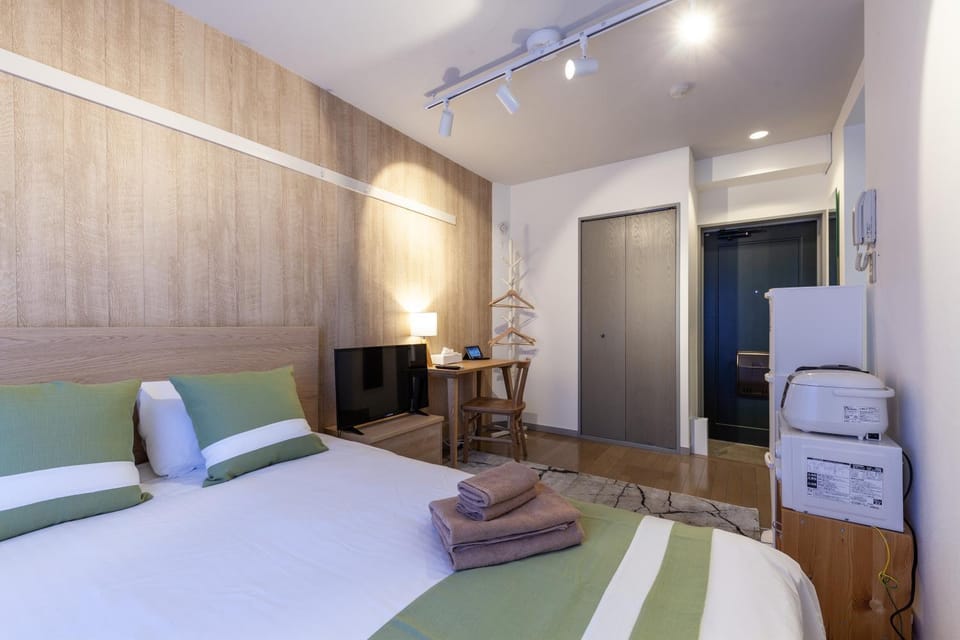Bed, TV and multimedia, Seating area, Bedroom