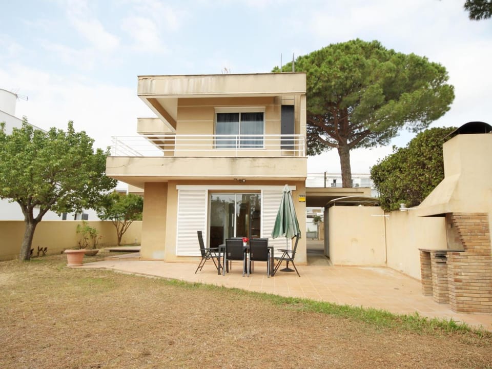 Property building, Garden, Balcony/Terrace