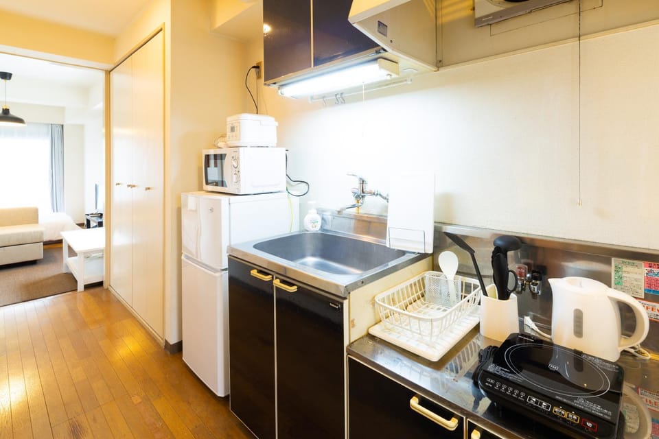 Kitchen or kitchenette, minibar, stove