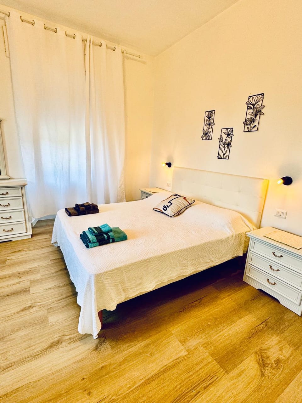 Bed, Photo of the whole room, Bedroom, towels