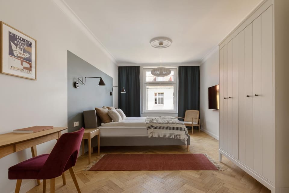 Bed, Seating area, Bedroom