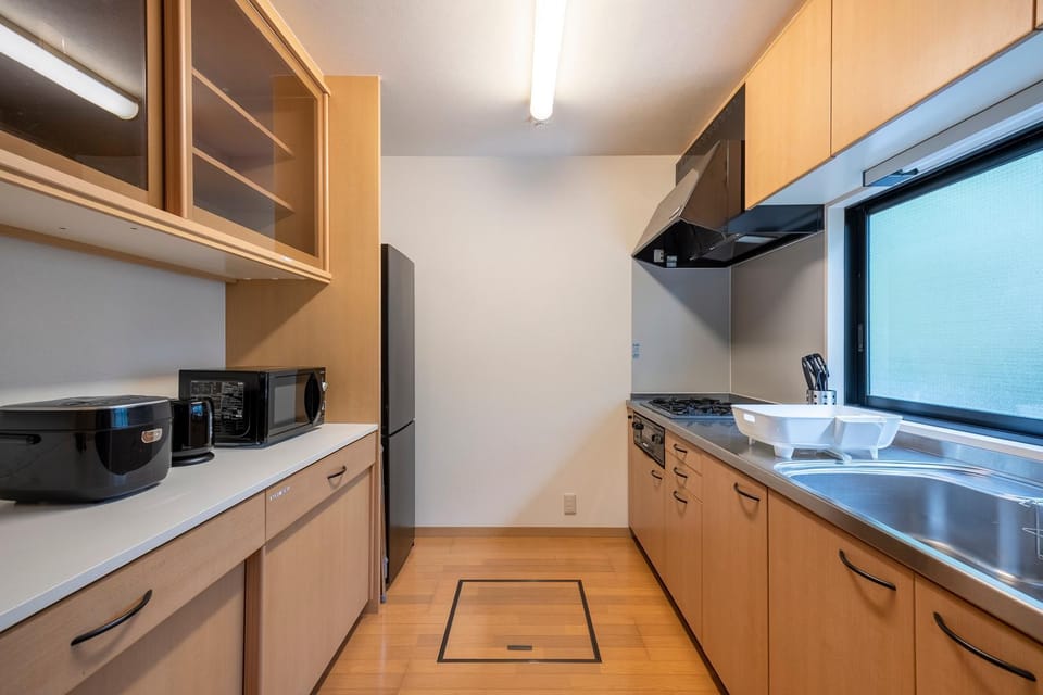 Kitchen or kitchenette, minibar, stove