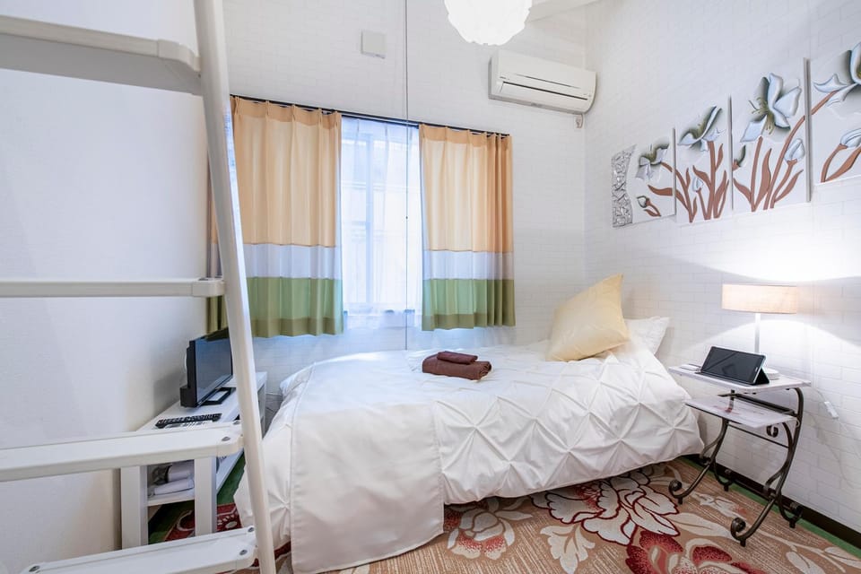 Bed, TV and multimedia, Bedroom, towels, air conditioner