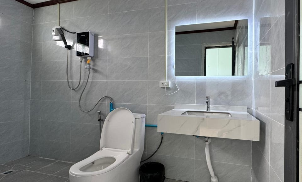 Shower, Toilet
